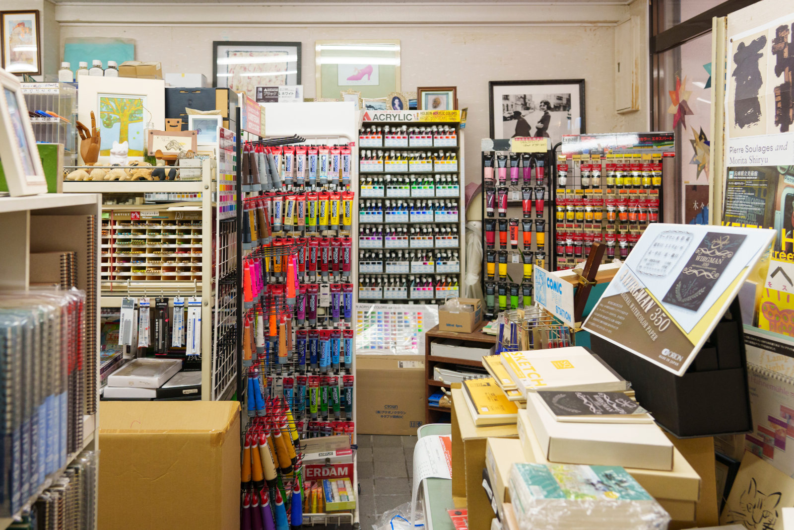 洛西ニュータウンにある画材店「鴻業堂」店内の様子