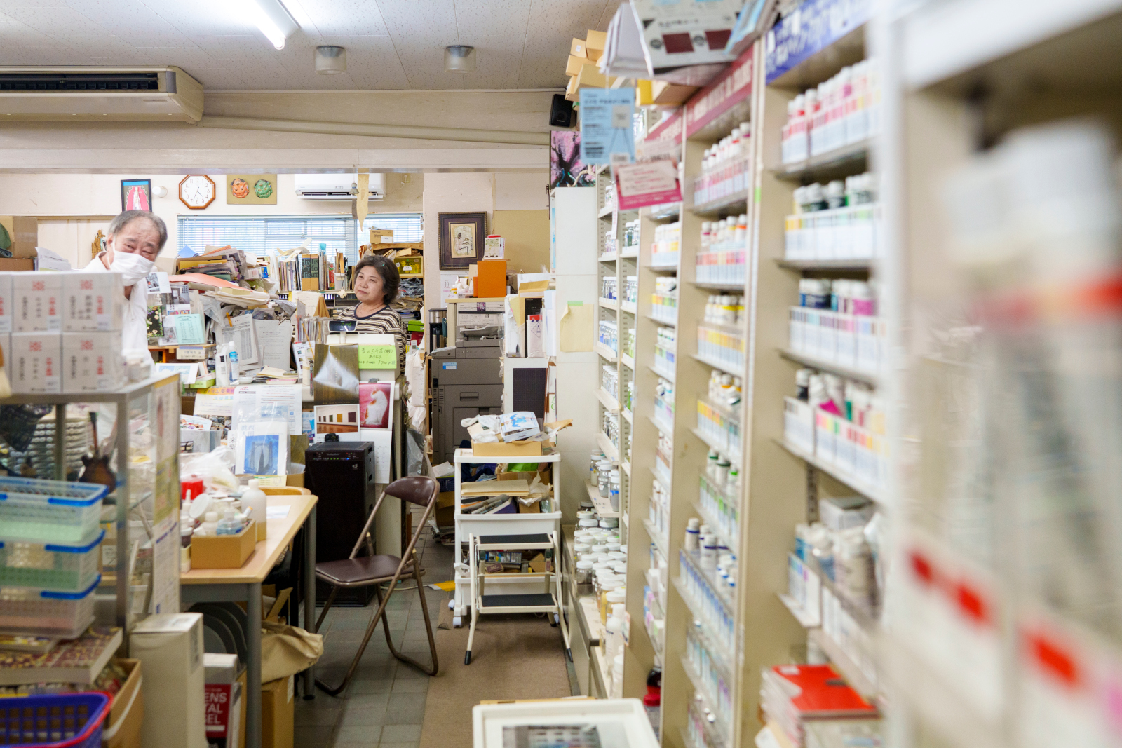 洛西ニュータウンにある画材店「鴻業堂」たくさんの画材と増岡朝治さん、京子さん。