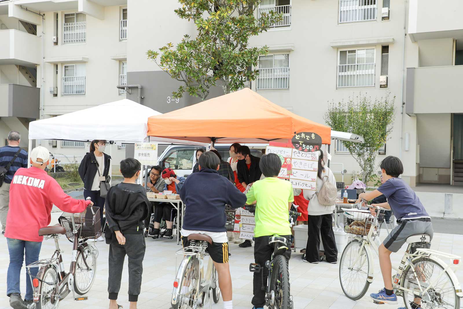大阪南部にある泉北桃山台一丁団地のももポート文化祭、飲食販売コーナーの様子