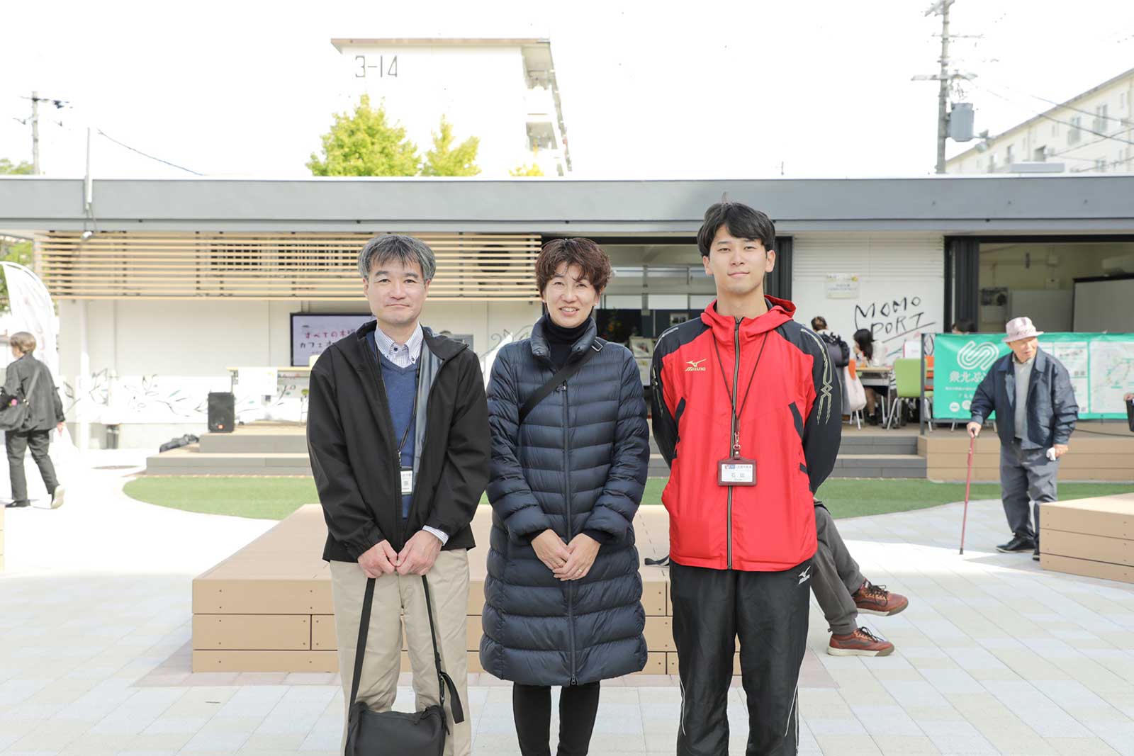 大阪南部にある泉北桃山台一丁団地のももポート文化祭運営のおひとり、UR都市機構の田邉さんとAMANEの齊藤さん