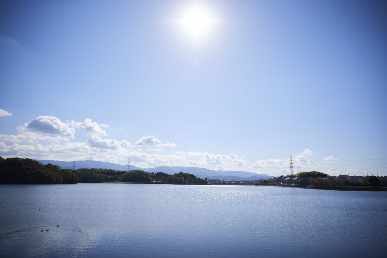 光明池と空