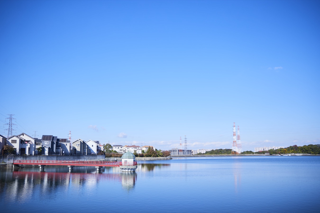 光明池と空