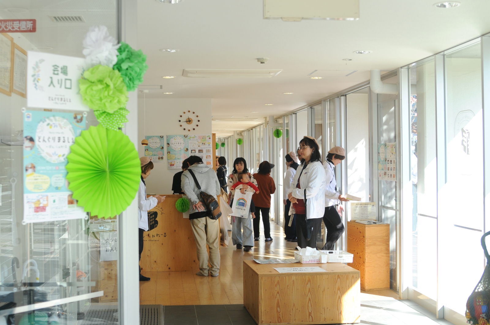 シャレール東豊中の新たな試み「マルシェ・ツクル・ゼミ」のイベント「どんぐりまるしぇinぼん・しゃれーる」の風景