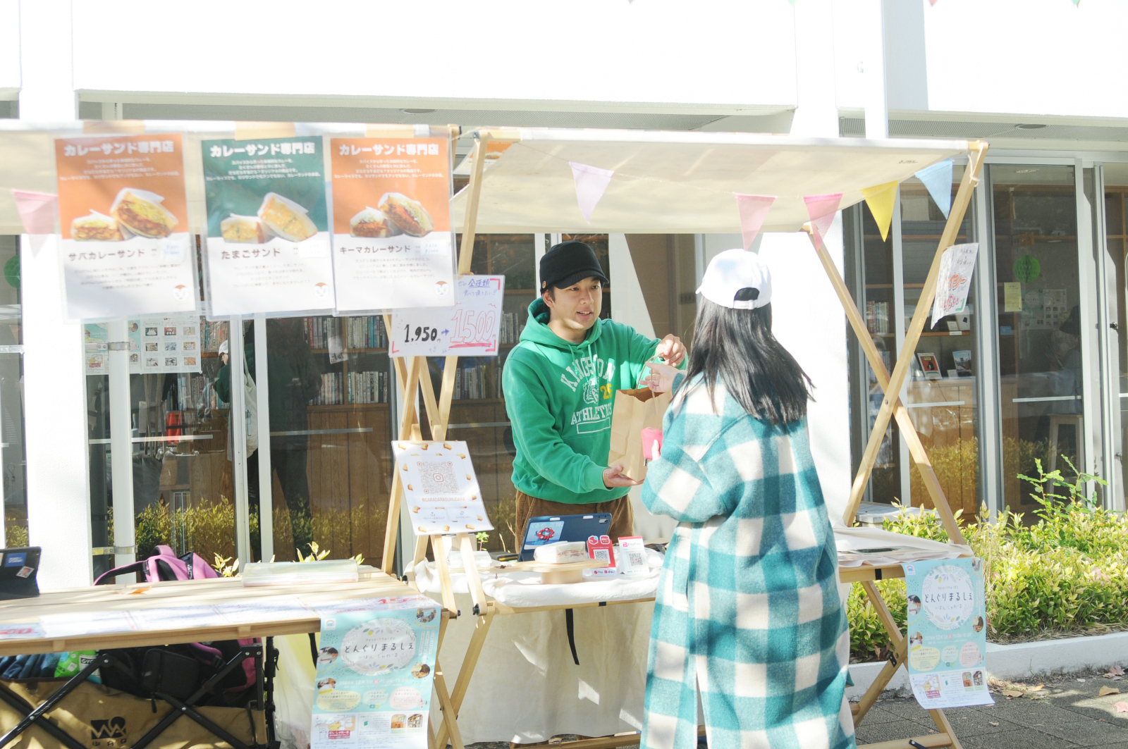 シャレール東豊中の新たな試み「マルシェ・ツクル・ゼミ」のイベント「どんぐりまるしぇinぼん・しゃれーる」で出店されたカレーサンド屋「だだするだら？」さん」