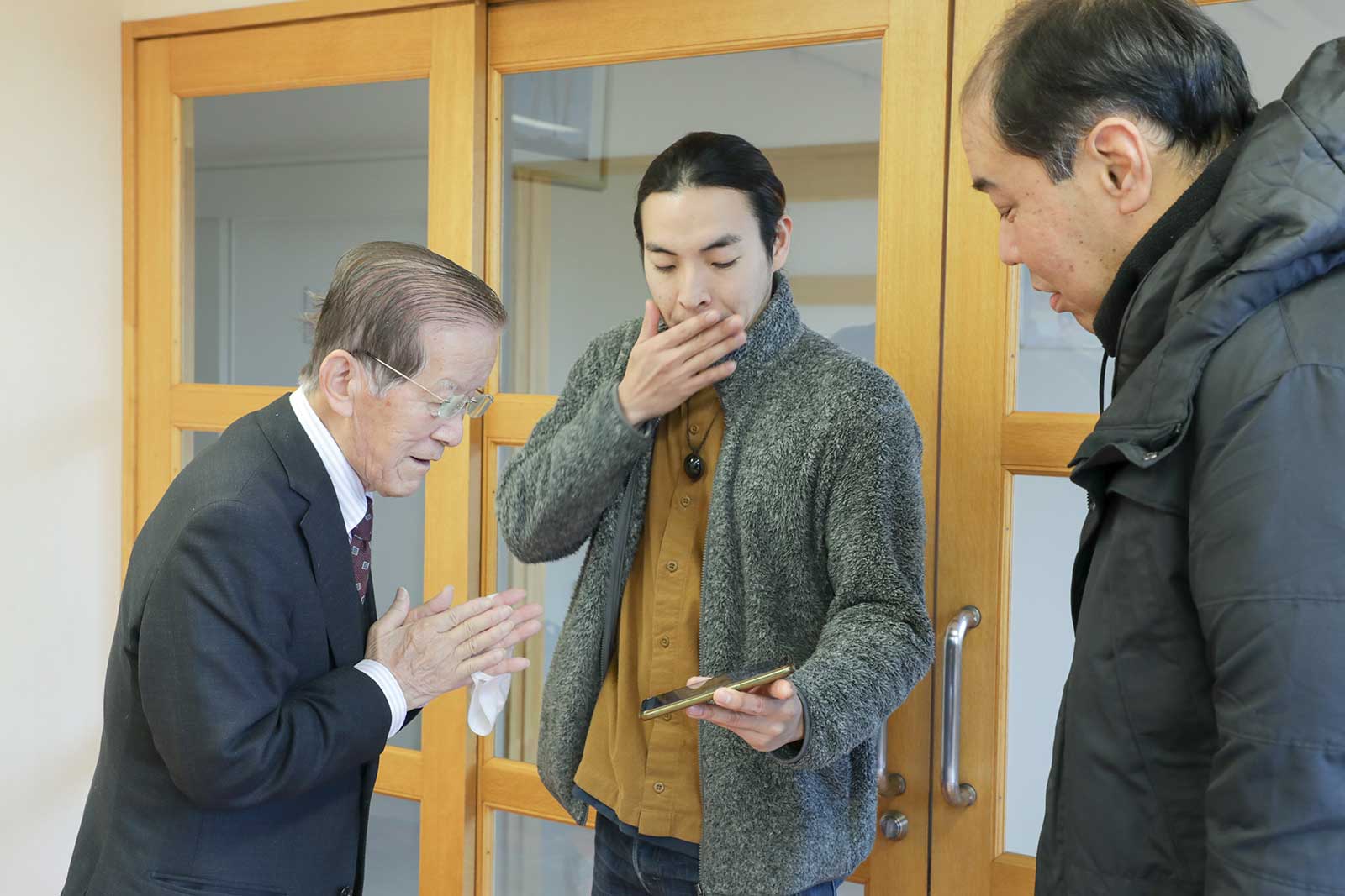 富田団地でつくるクラフトサケのラベルデザインを相談する澁谷さん、足立さん、岩田さん