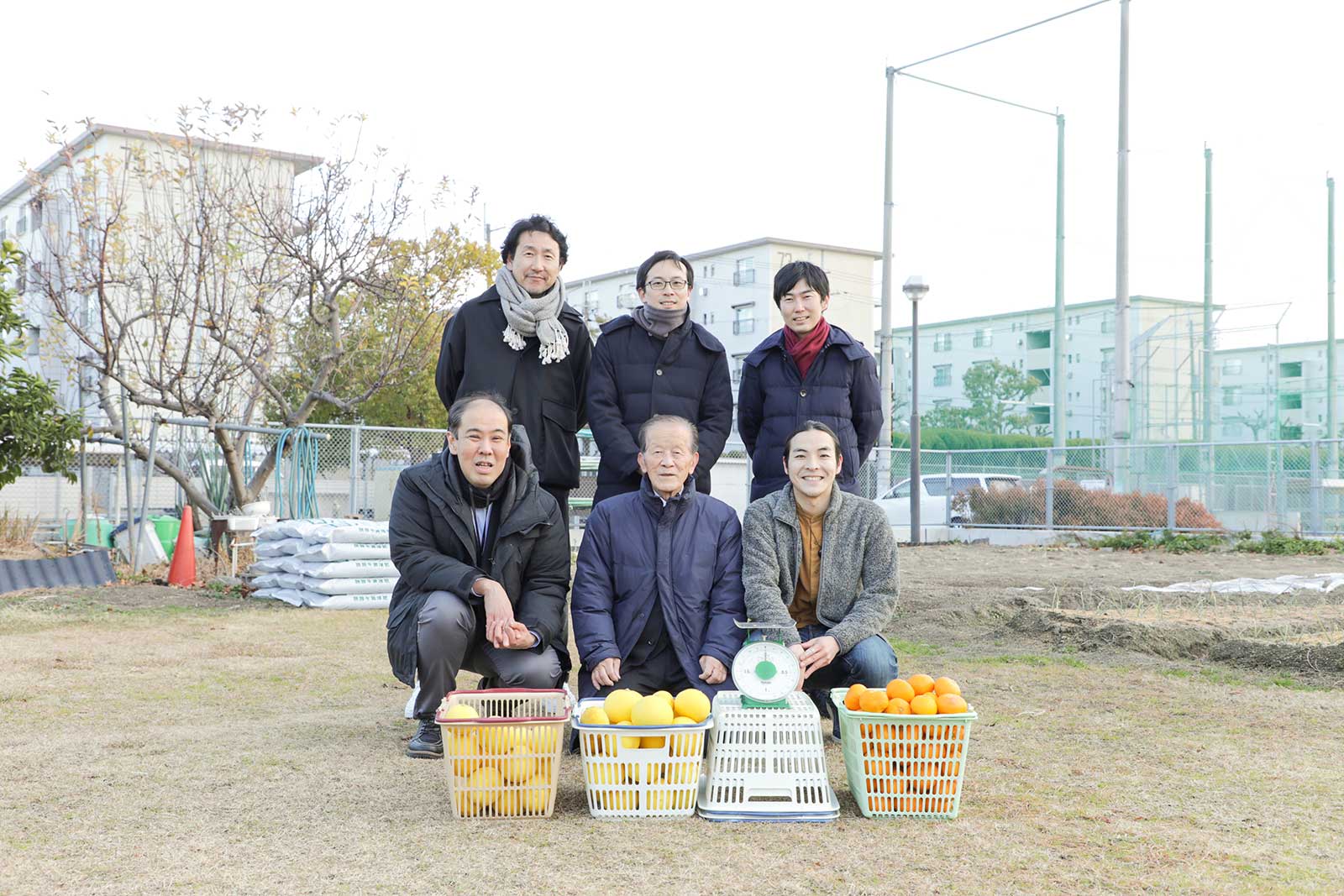 富田団地で育てた果実収穫をしたメンバーの集合写真