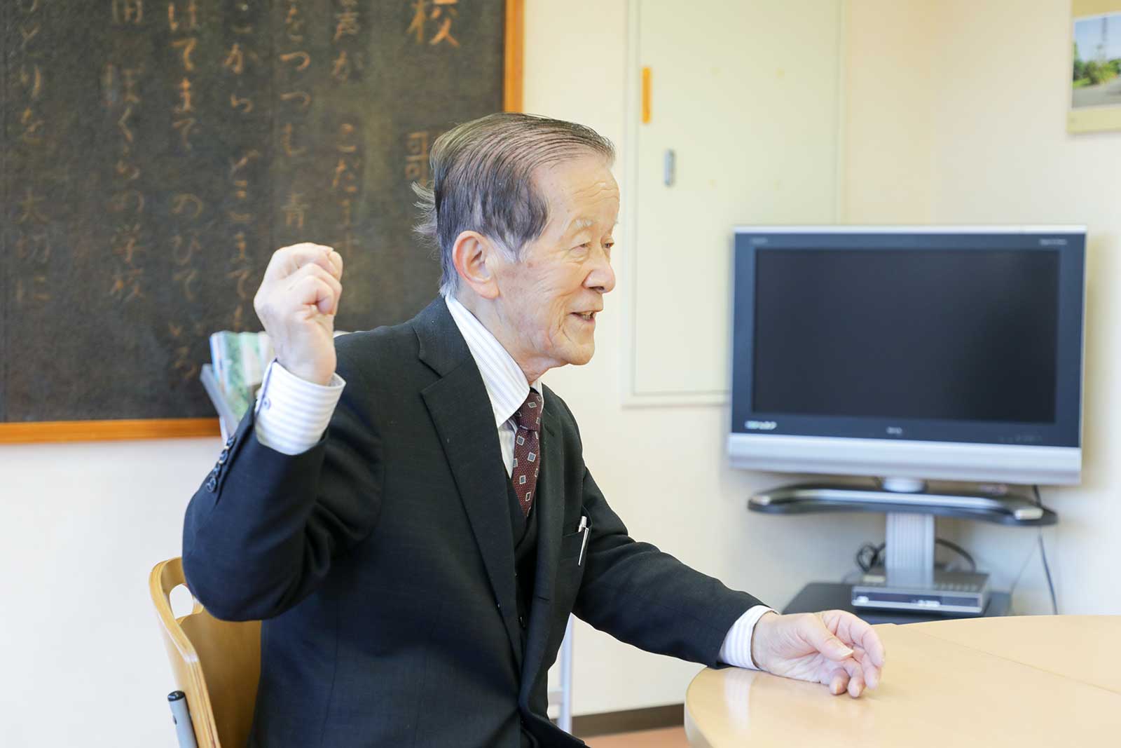 今日の収穫についてコメントする自治会長　澁谷哲男さん