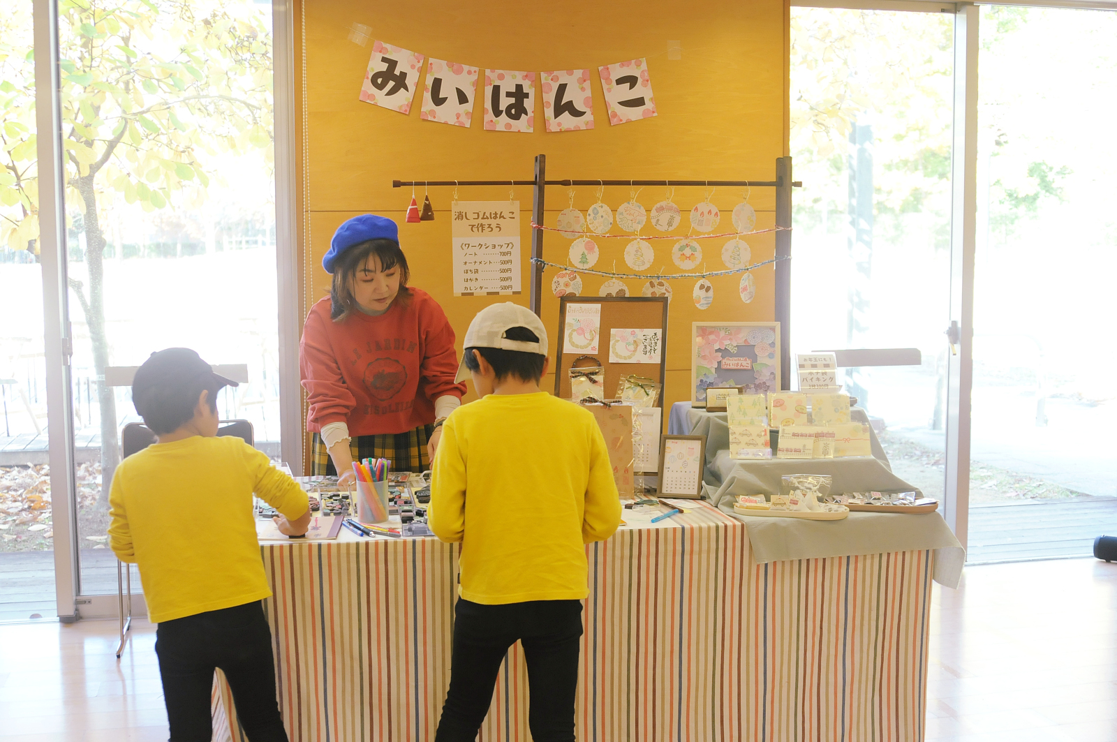 シャレール東豊中の新たな試み「マルシェ・ツクル・ゼミ」イベント「どんぐりまるしぇinぼん・しゃれーる」の消しゴムハンコの「みいはんこ」