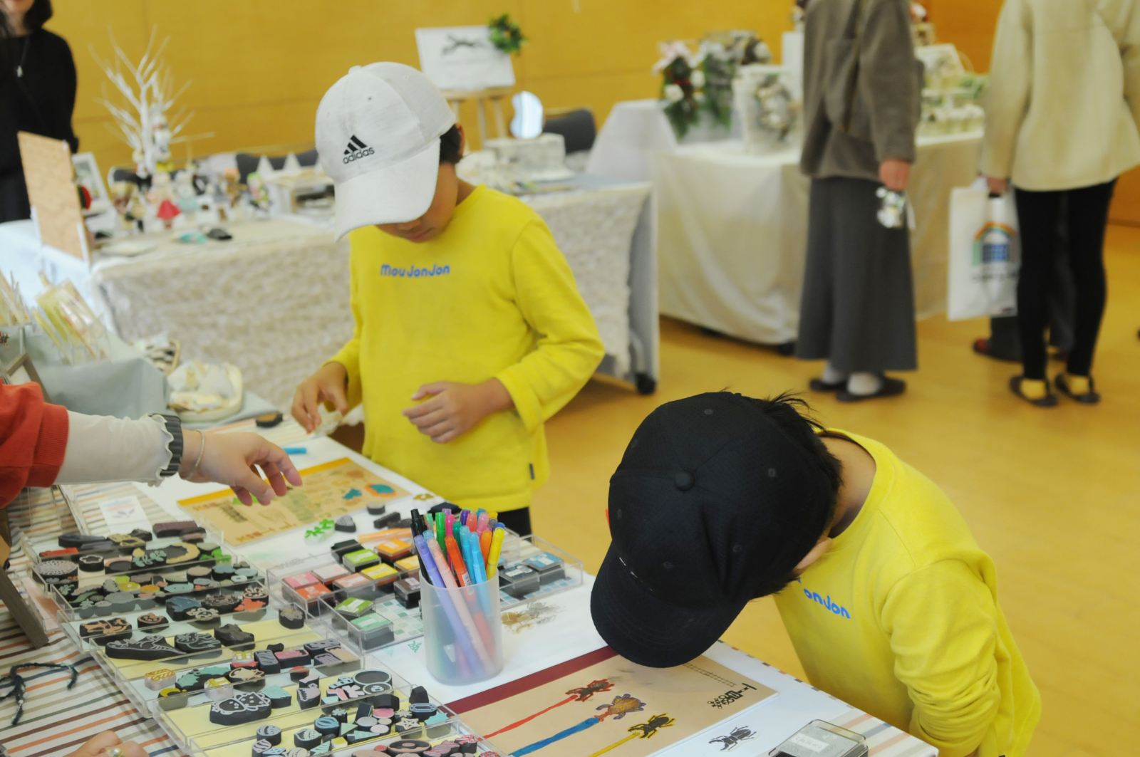 シャレール東豊中の新たな試み「マルシェ・ツクル・ゼミ」イベント「どんぐりまるしぇinぼん・しゃれーる」の消しゴムハンコの「みいはんこ」イベント風景