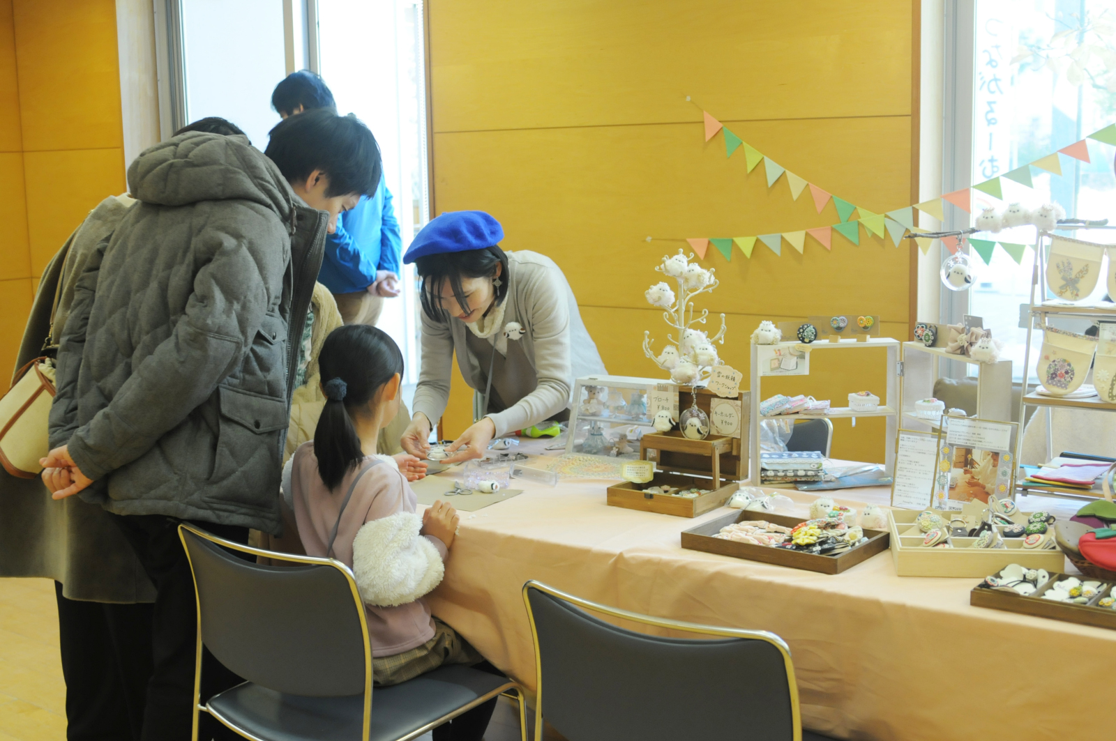 シャレール東豊中の新たな試み「マルシェ・ツクル・ゼミ」イベント「どんぐりまるしぇinぼん・しゃれーる」の「pelangi*m」イベント風景