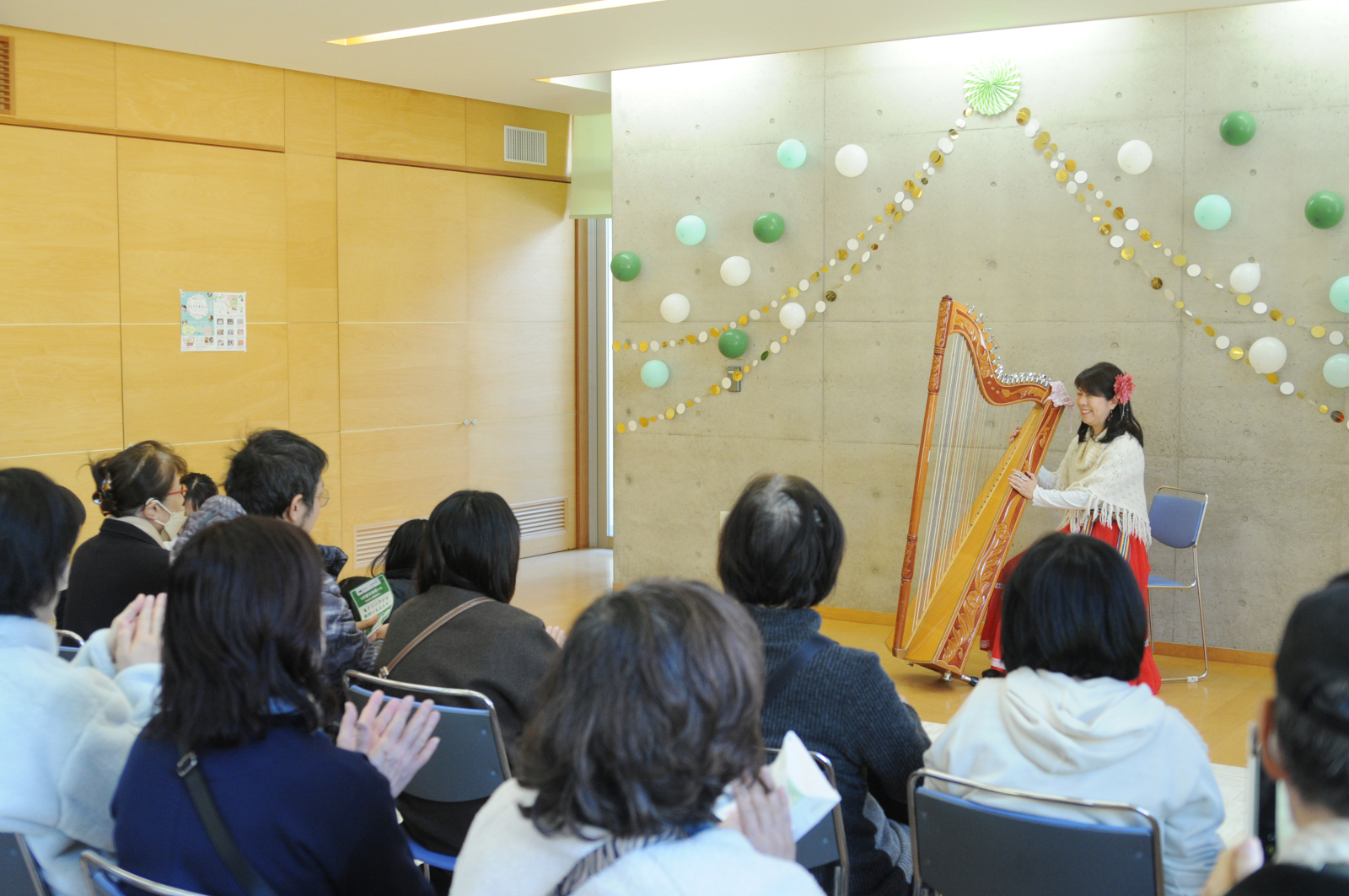 シャレール東豊中の新たな試み「マルシェ・ツクル・ゼミ」イベント「どんぐりまるしぇinぼん・しゃれーる」のステージエリア