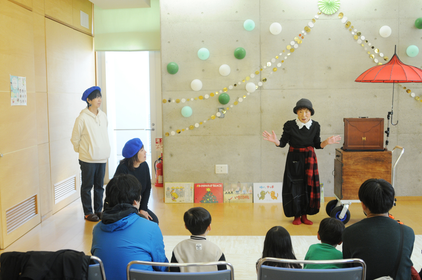 シャレール東豊中の新たな試み「マルシェ・ツクル・ゼミ」イベント「どんぐりまるしぇinぼん・しゃれーる」のステージエリアで始まった「しげちゃんの紙芝居屋台」