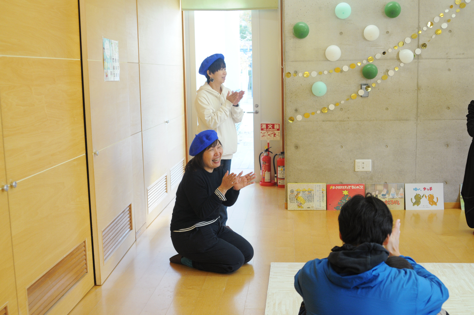 シャレール東豊中の新たな試み「マルシェ・ツクル・ゼミ」イベント「どんぐりまるしぇinぼん・しゃれーる」のステージエリアで始まった「しげちゃんの紙芝居屋台」