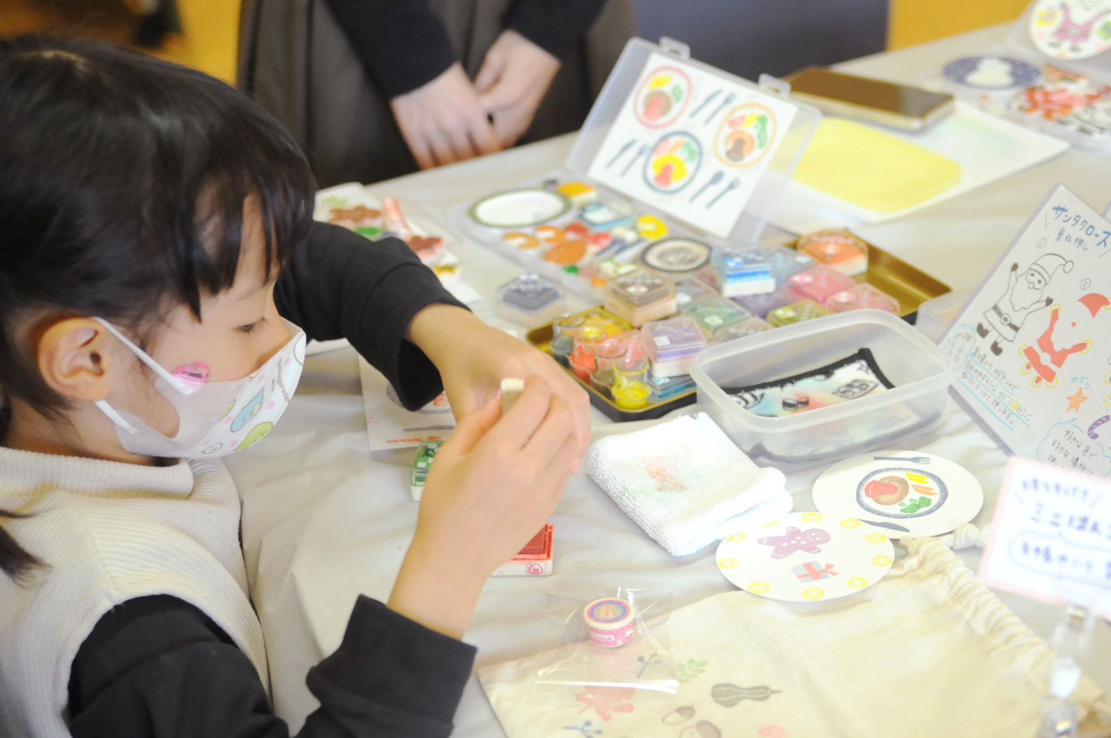 シャレール東豊中の新たな試み「マルシェ・ツクル・ゼミ」イベント「どんぐりまるしぇinぼん・しゃれーる」の消しゴムハンコブース「コニャハンコ」