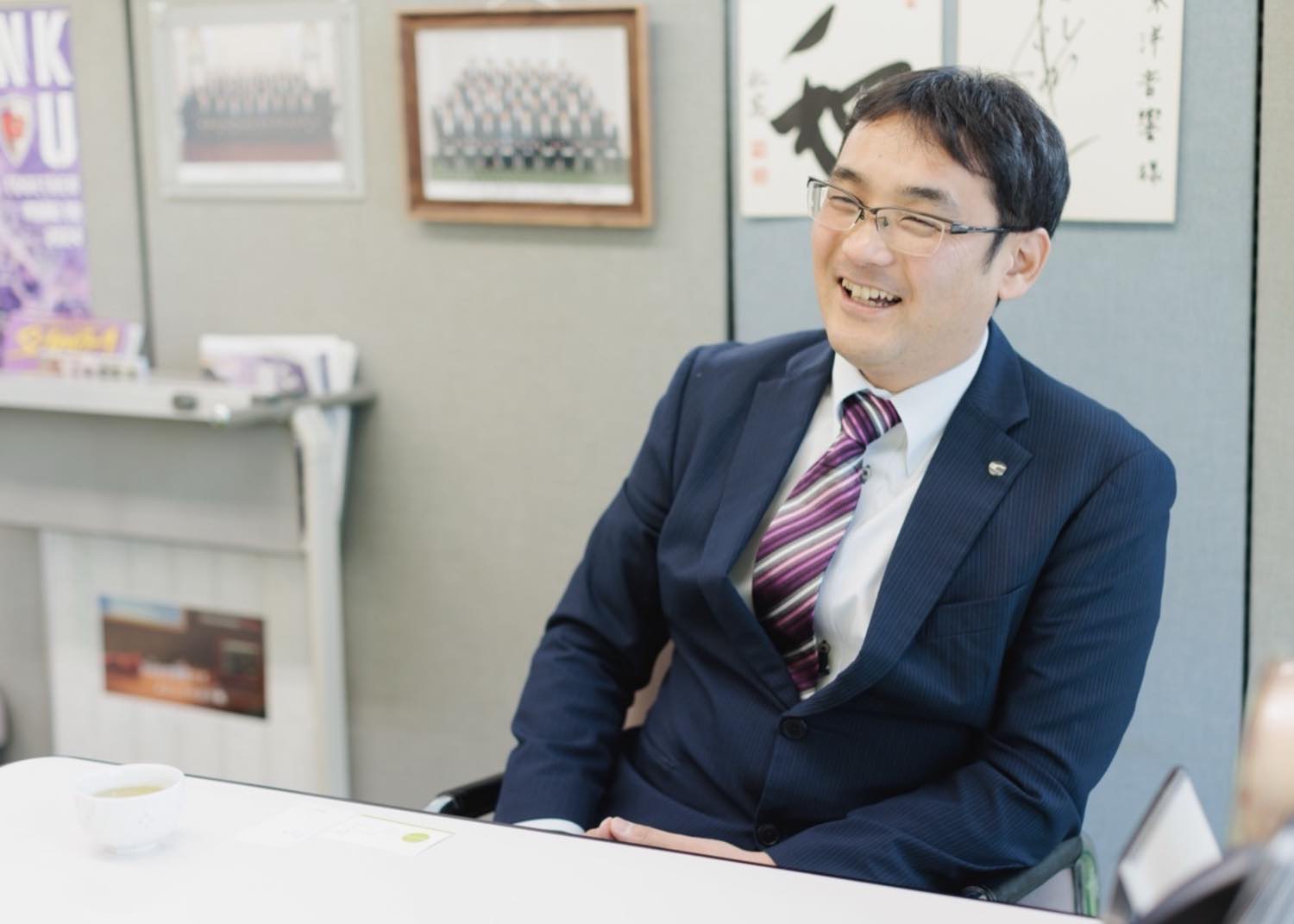 笑顔で話す秋山さん