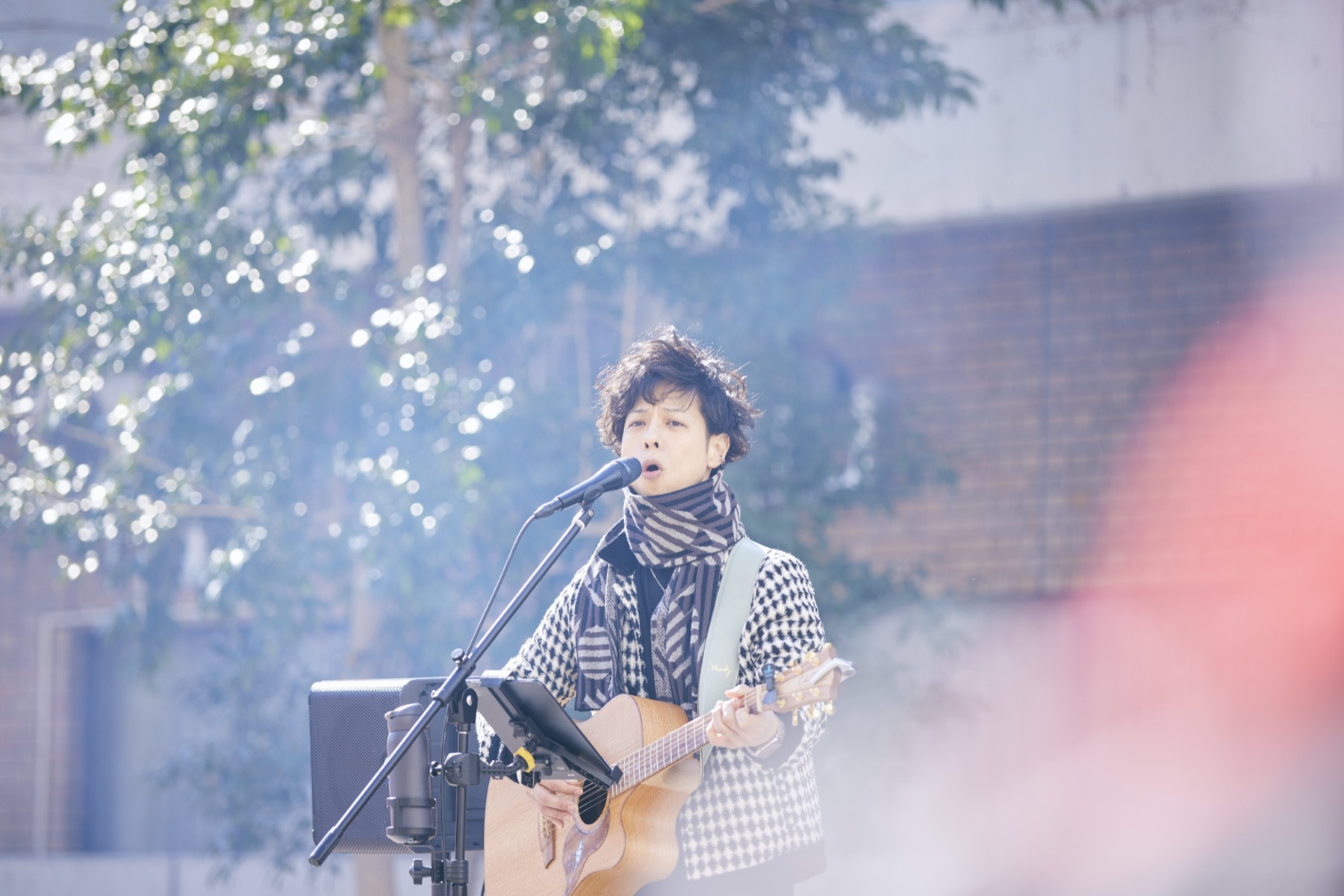 石田裕之さんのライブで歌唱中の様子