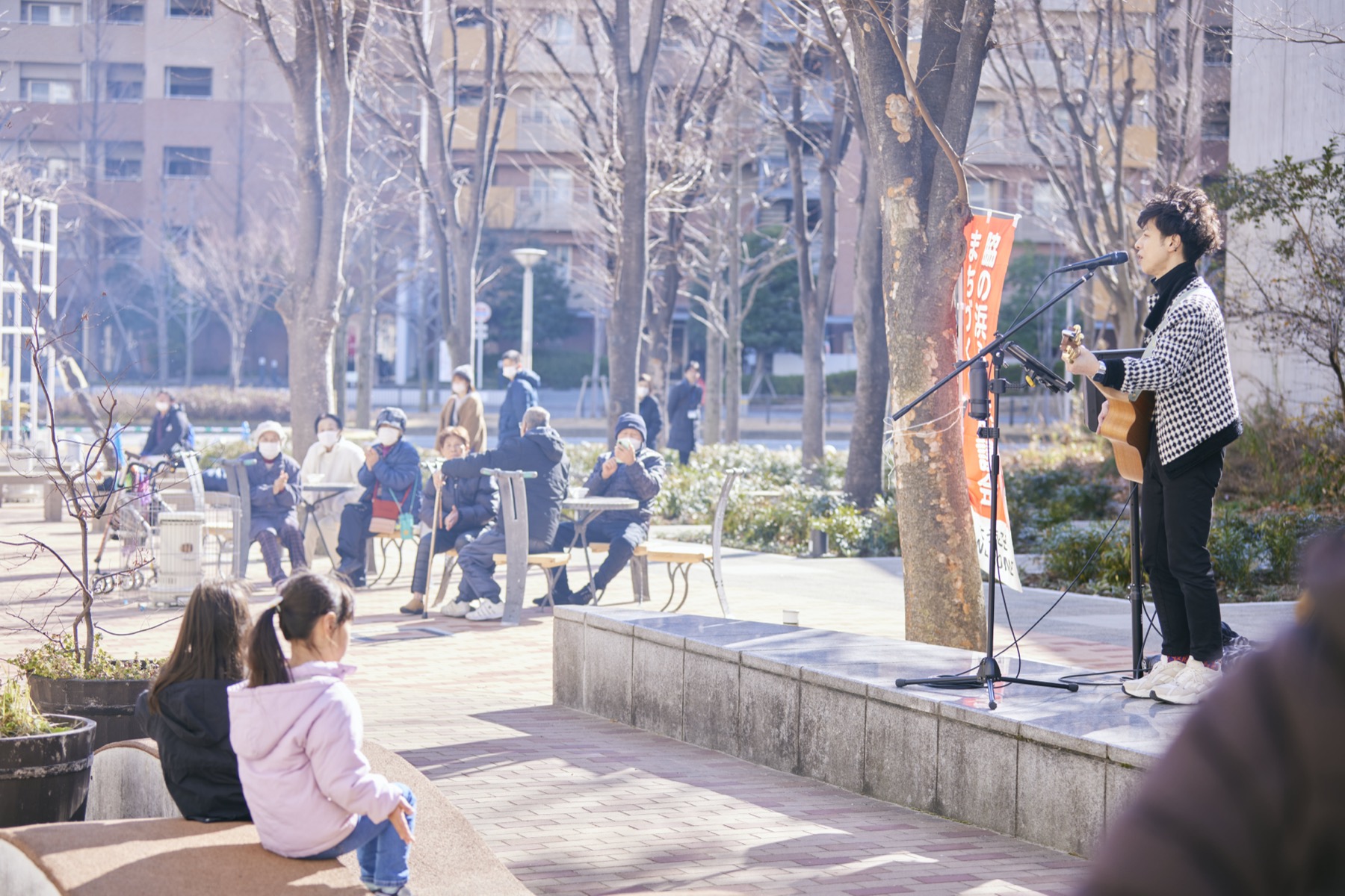 2025年1月17と18日にHAT神戸・脇の浜で行われたメモリアルイベント「未来へつなぐ　ふれあいと復興の絆」の18日の子どもたちとライブパフォーマンスの様子