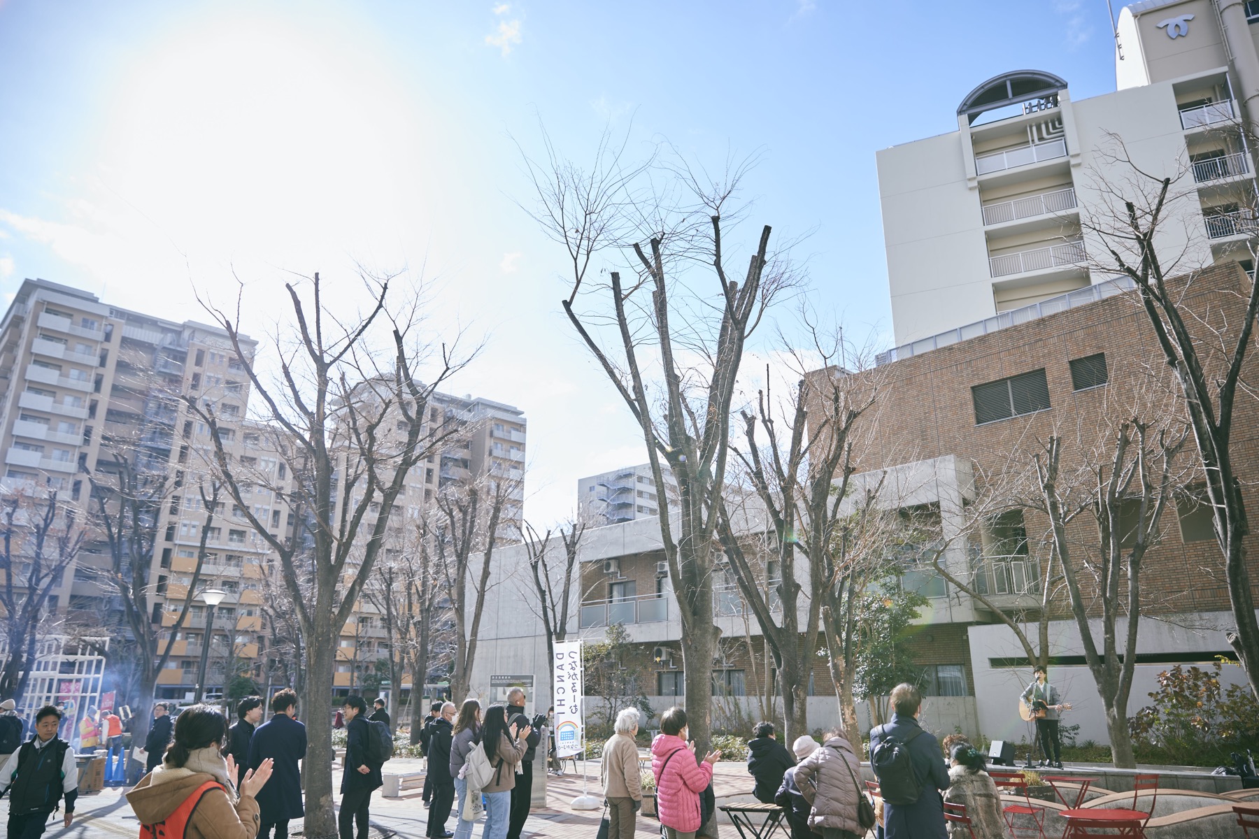 2025年1月17と18日にHAT神戸・脇の浜で行われたメモリアルイベント「未来へつなぐ　ふれあいと復興の絆」のライブパフォーマンスの様子