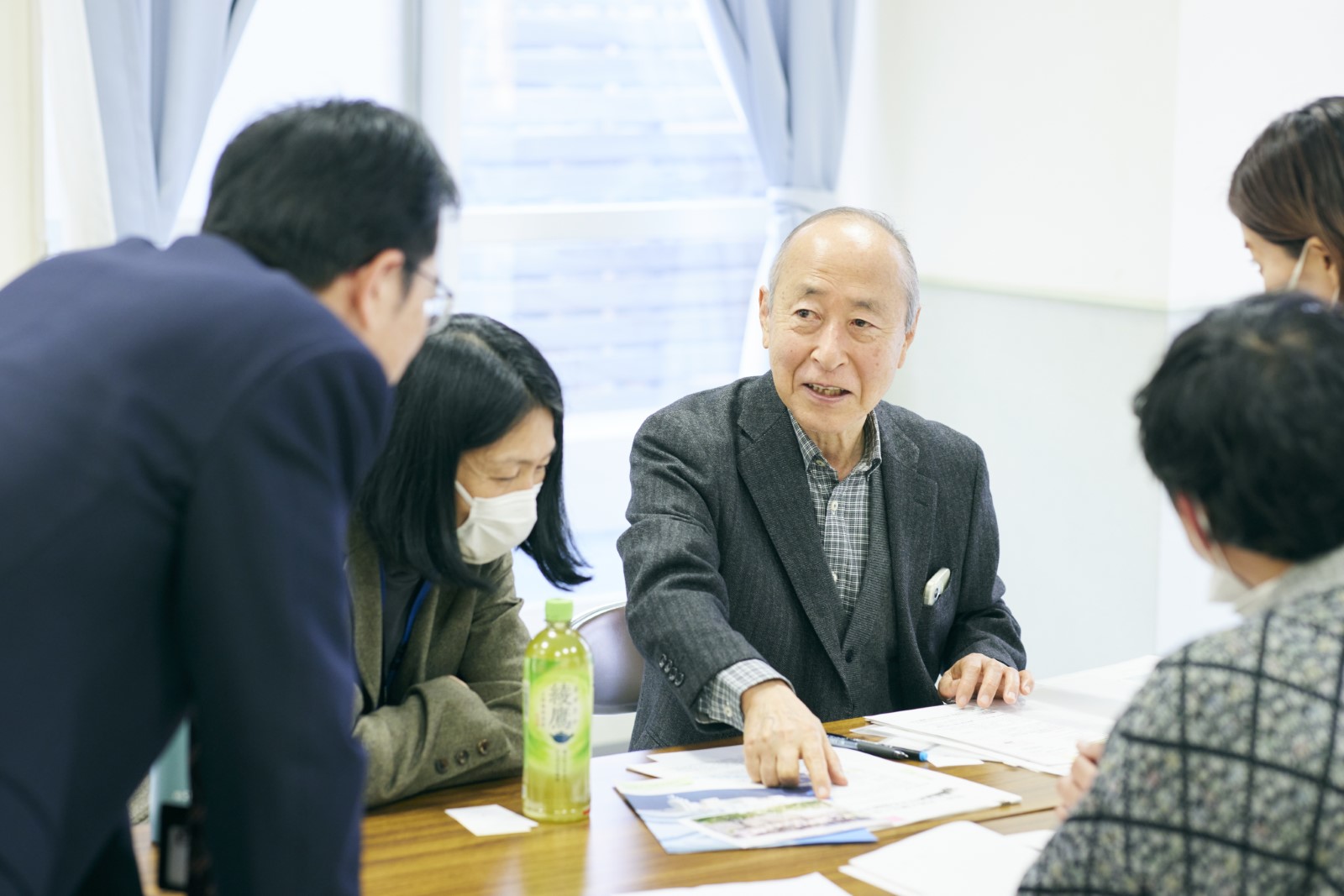 当時の資料を見せる川本得信さん