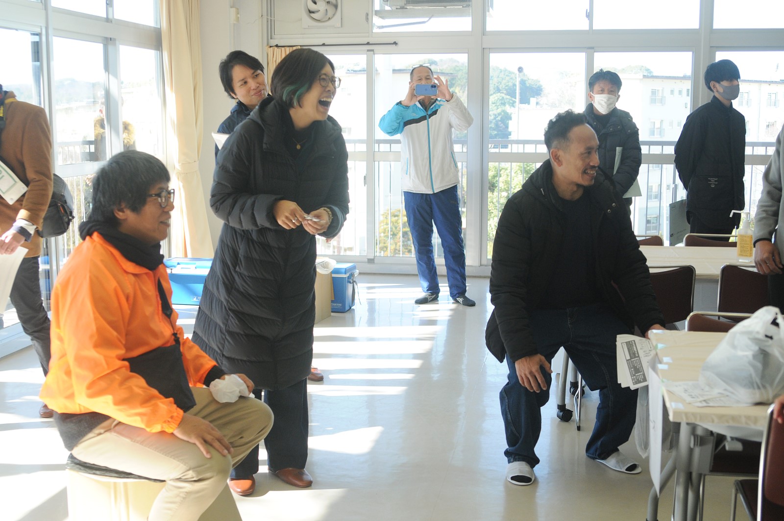 ツアー案内をする沖本さんと日本語のわかるヘリさん