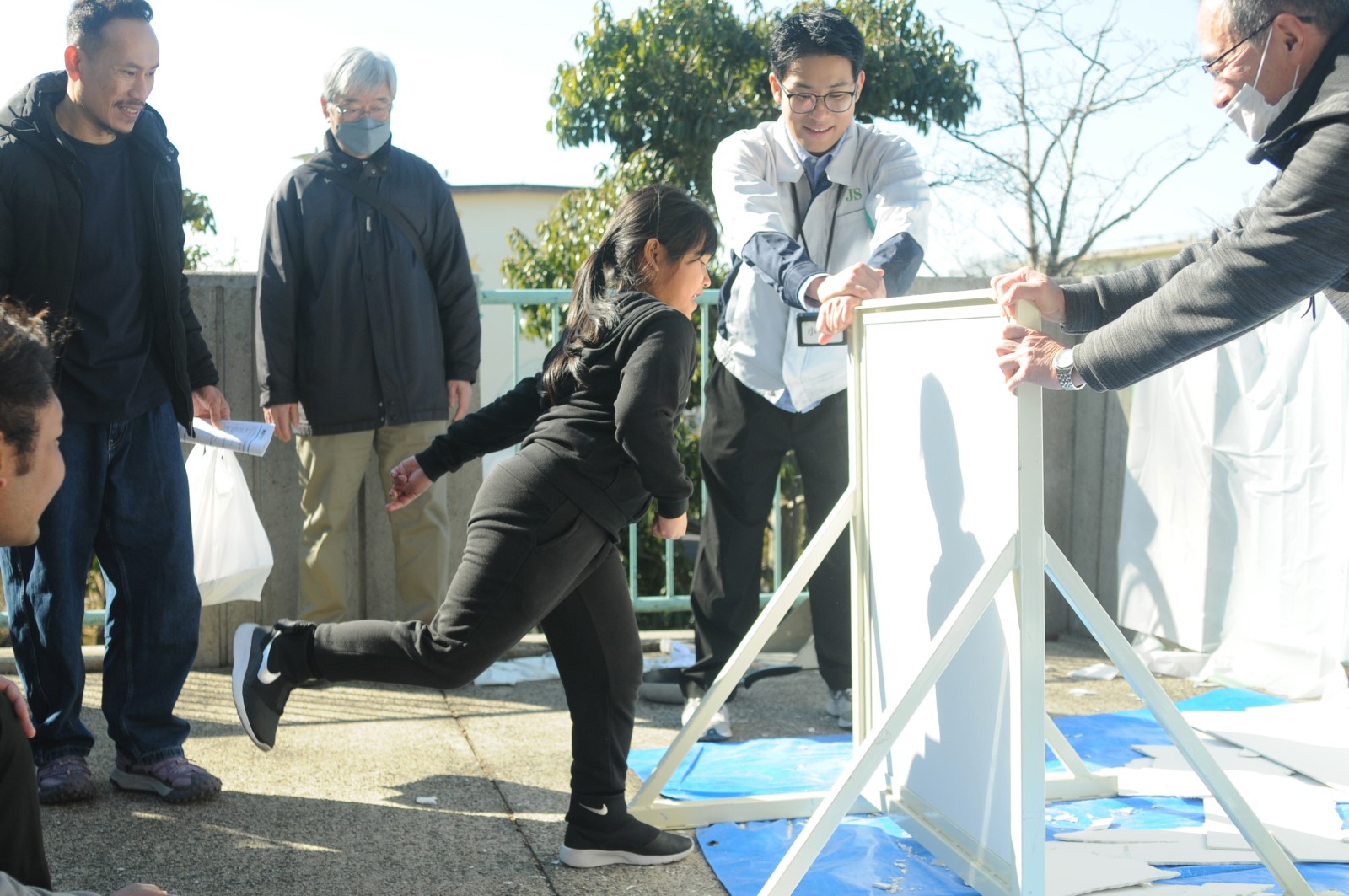 隔壁板の破り方体験の様子