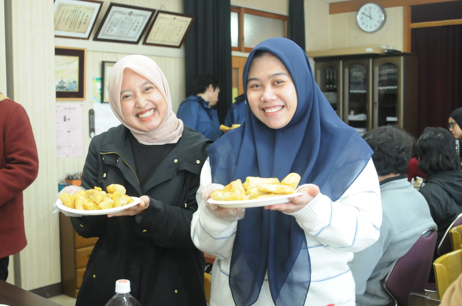 インドネシア料理を手にした笑顔の2人
