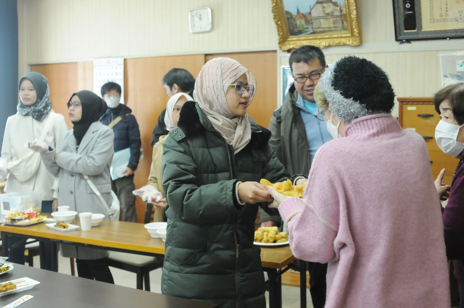 炊き出し料理を手にする参加者