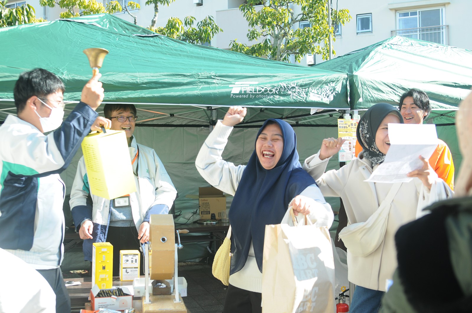 ガラガラ抽選会で一等をあて笑顔になる人