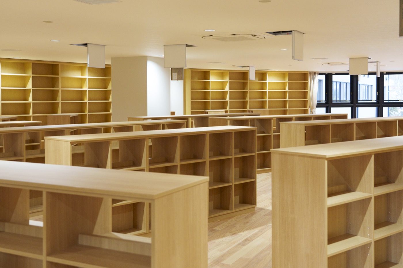 洛西陵明小中学校の図書室