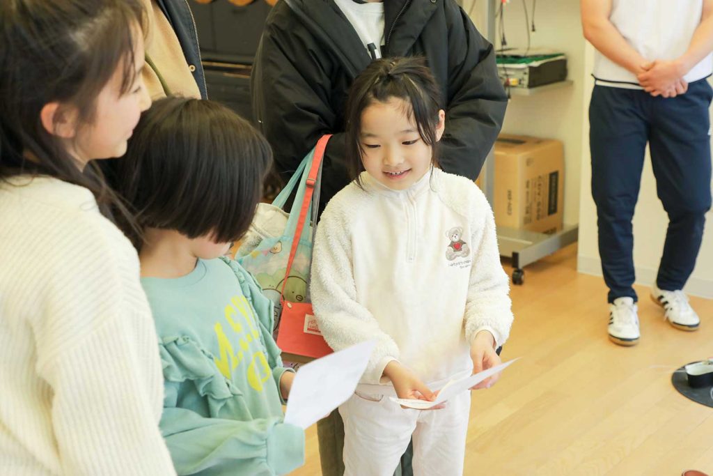 計測自体も楽しむ子どもたち。一項目終わるごとに記録を見せ合っていました。