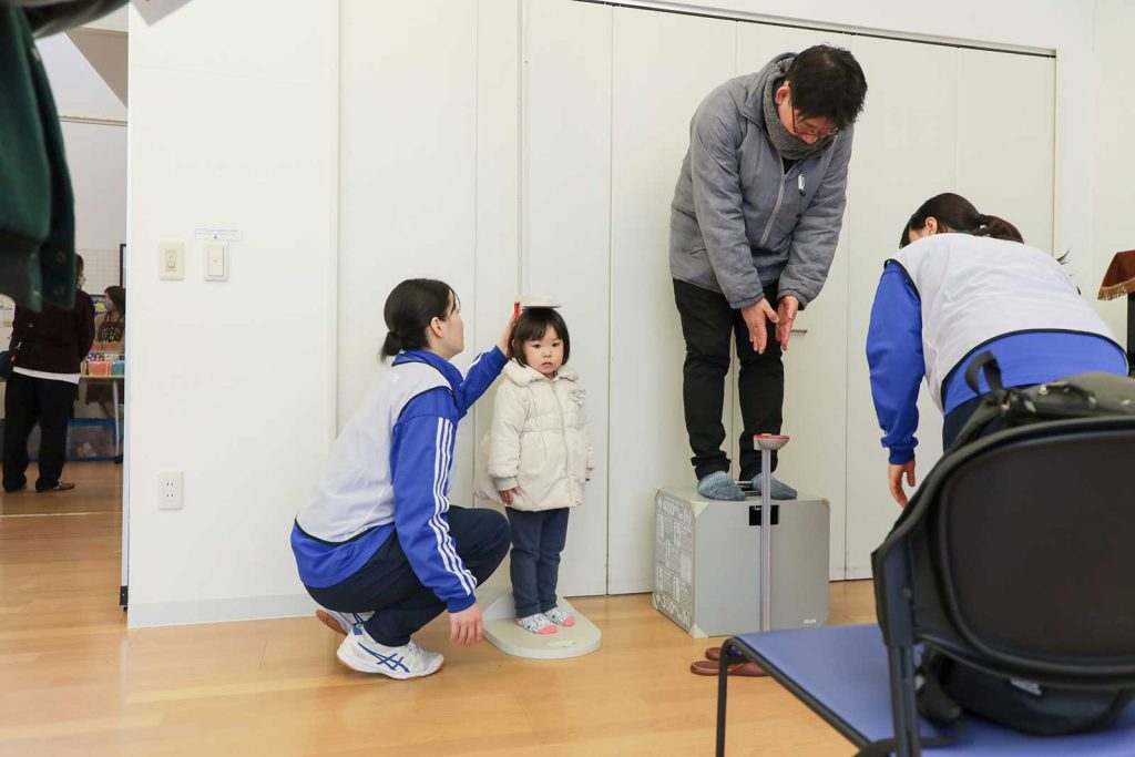 来場者の体験をサポートは、大阪リゾート&スポーツ専門学校に通う有志の学生たちが担当しました。