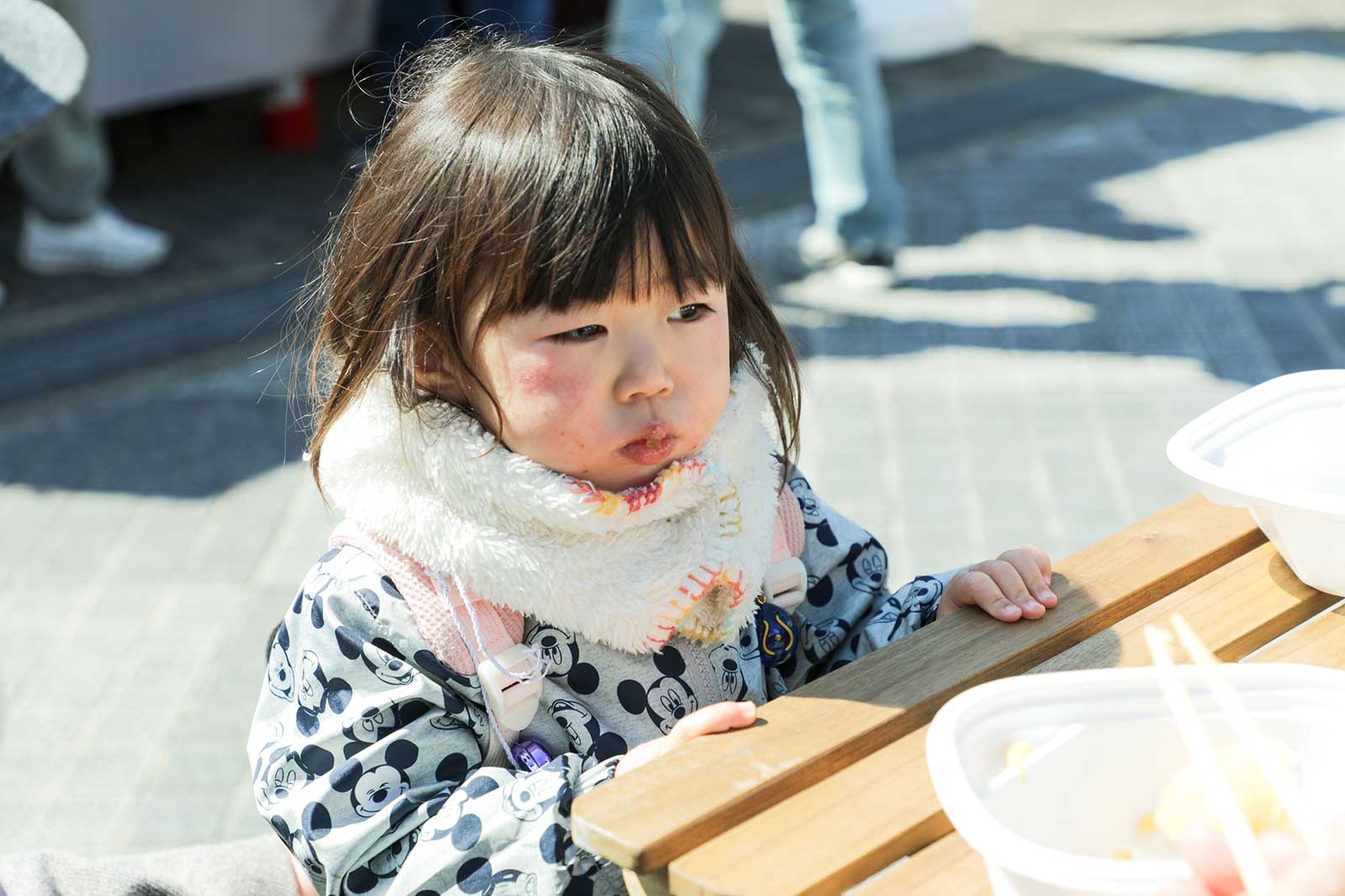 おでんをほおばる女の子