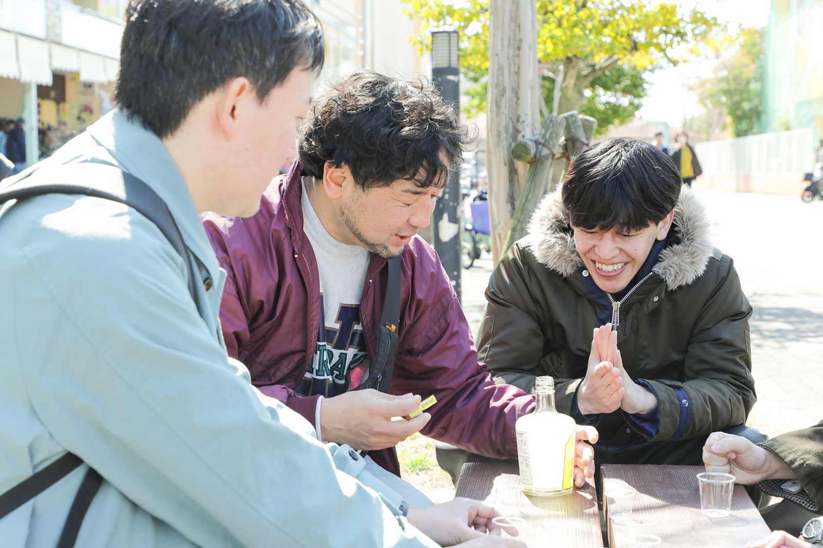 クラフトサケで乾杯する人たち