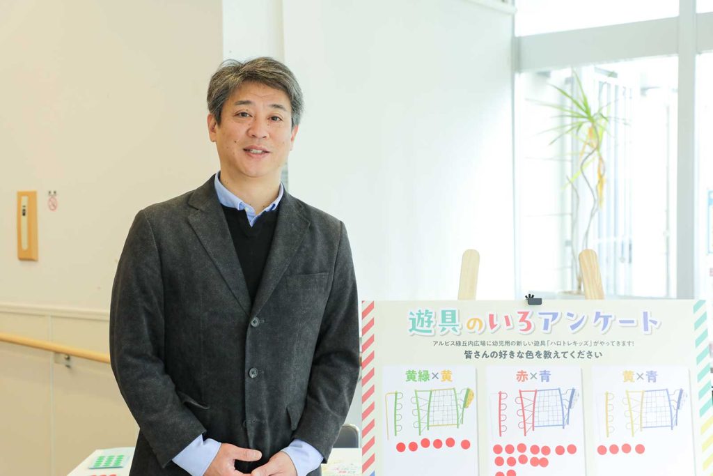 「ハロトレキッズ」をプロデュースした、ウインゲートの代表・遠山健太さん。アンケートに答える子どもたちの姿をにこやかな表情で見つめていました。