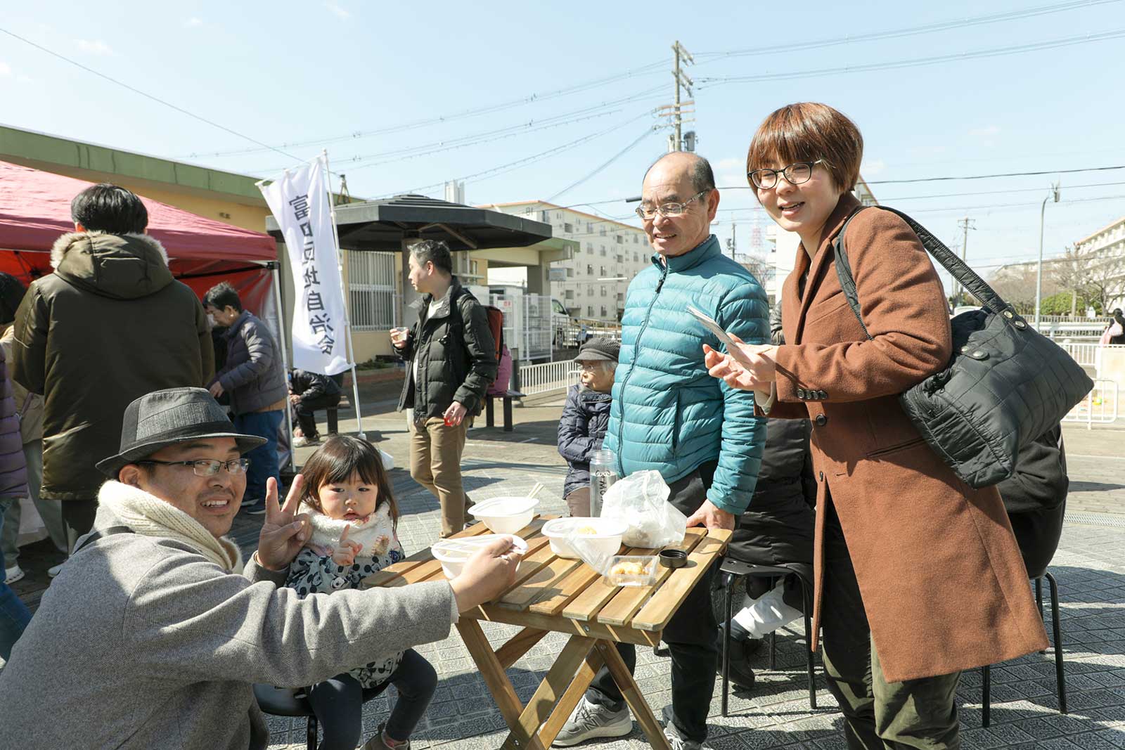 イベントでおでんを食べる家族連れ