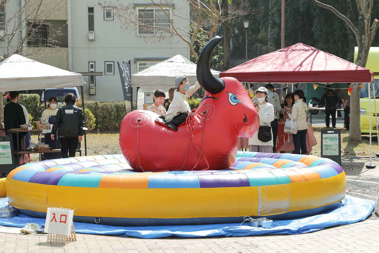 広場の中央に設置されたふわふわロデオ