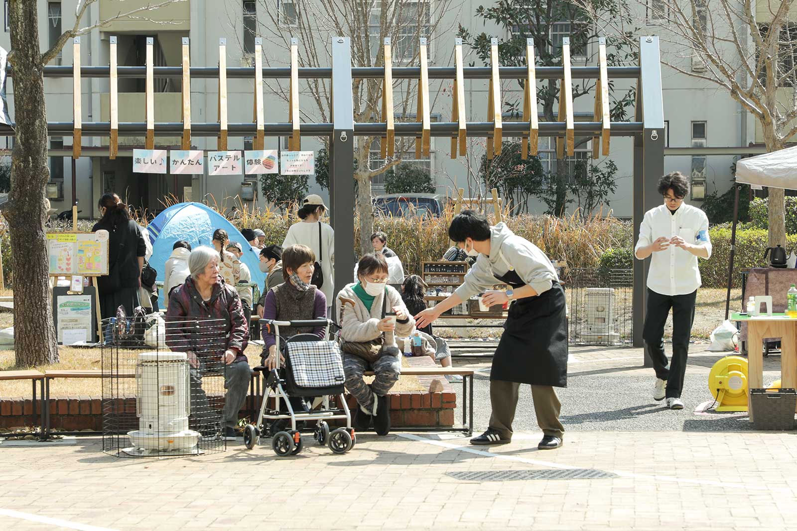 泉北茶山台二丁団地で行われたマルシェの風景