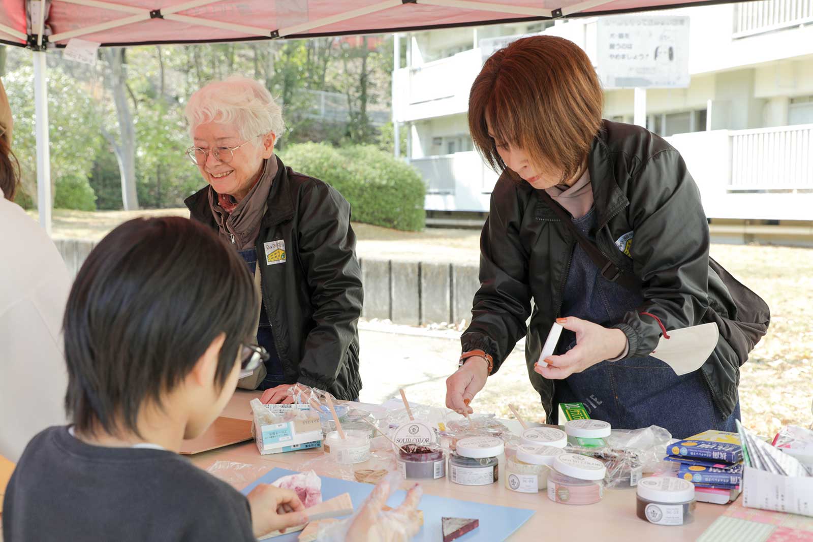 販売ブースでのスタッフと男の子