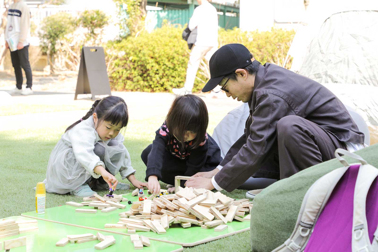 泉北茶山台二丁団地の芝生で遊ぶ子どもたち