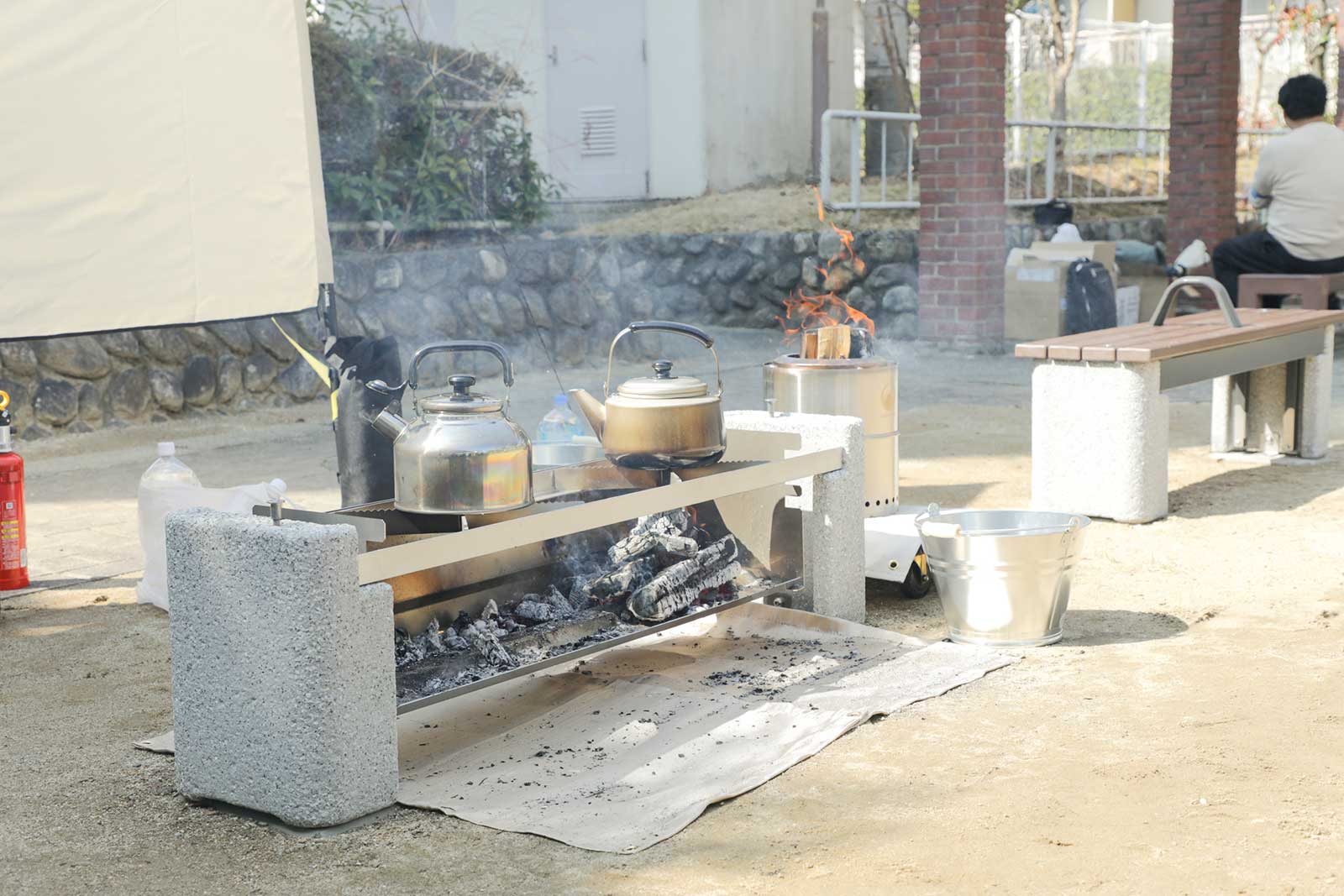 共用部にあるかまどになるベンチ