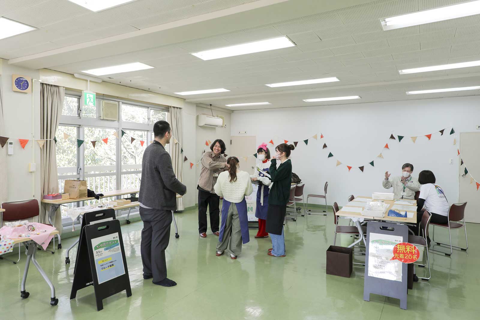 泉北茶山台二丁団地の集会所内のイベント風景