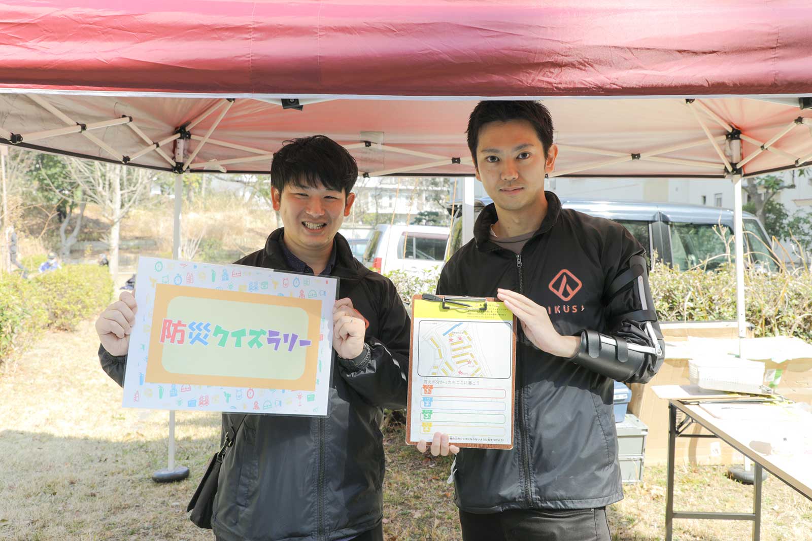 団地内を巡る防災クイズラリーのスタッフ