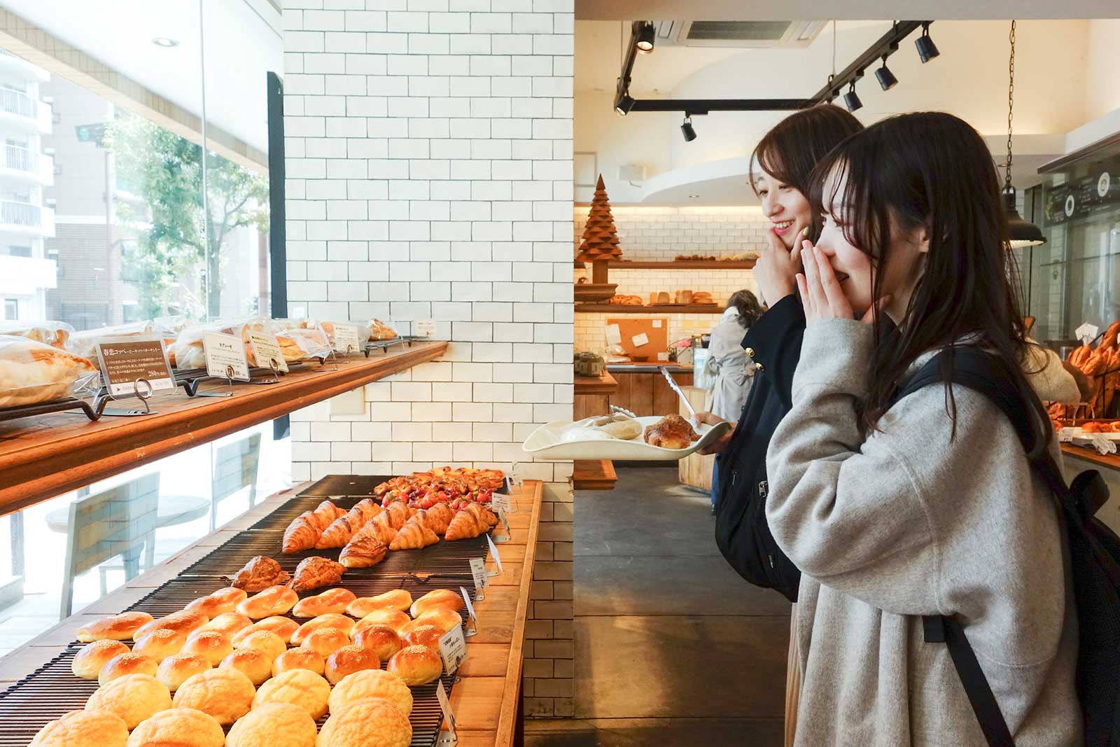 Boulangerie goutのパンを見て微笑んでる2人