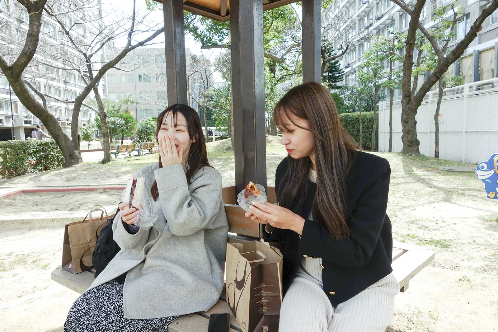 パンをほおばりおしゃべりするUR職人の2人