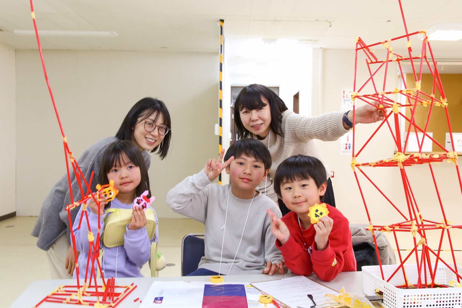 完成したタワーとともに