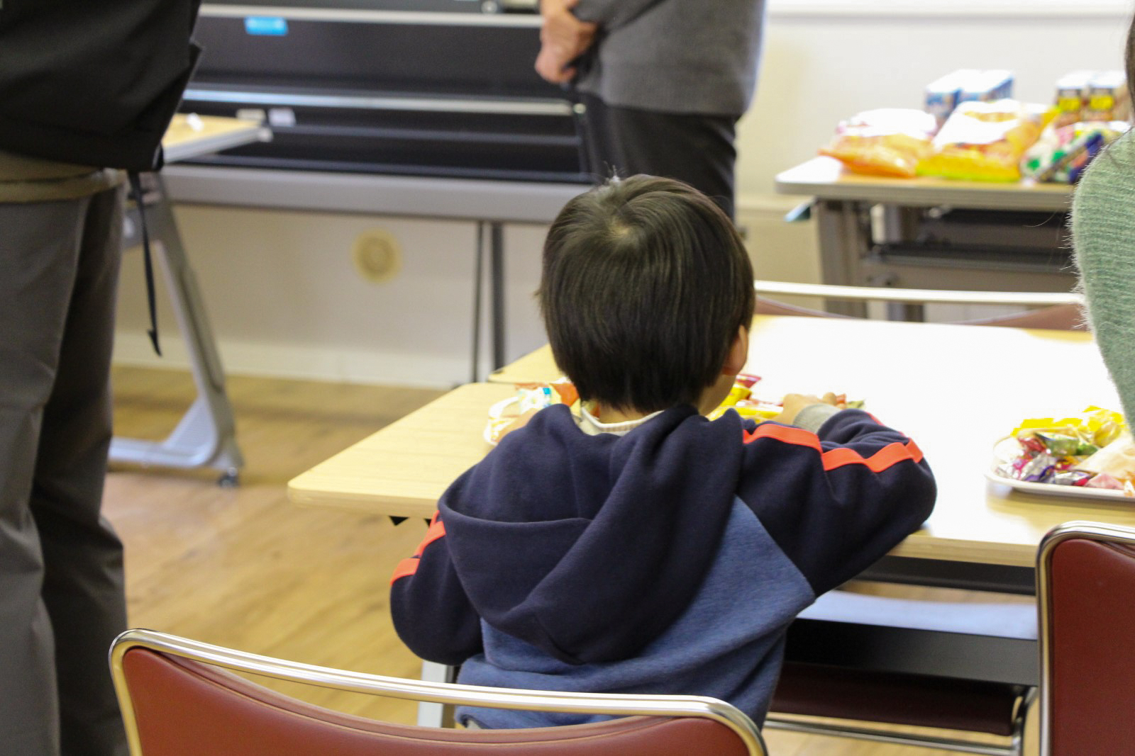 集会所リニューアルお披露目イベントに訪れた男の子