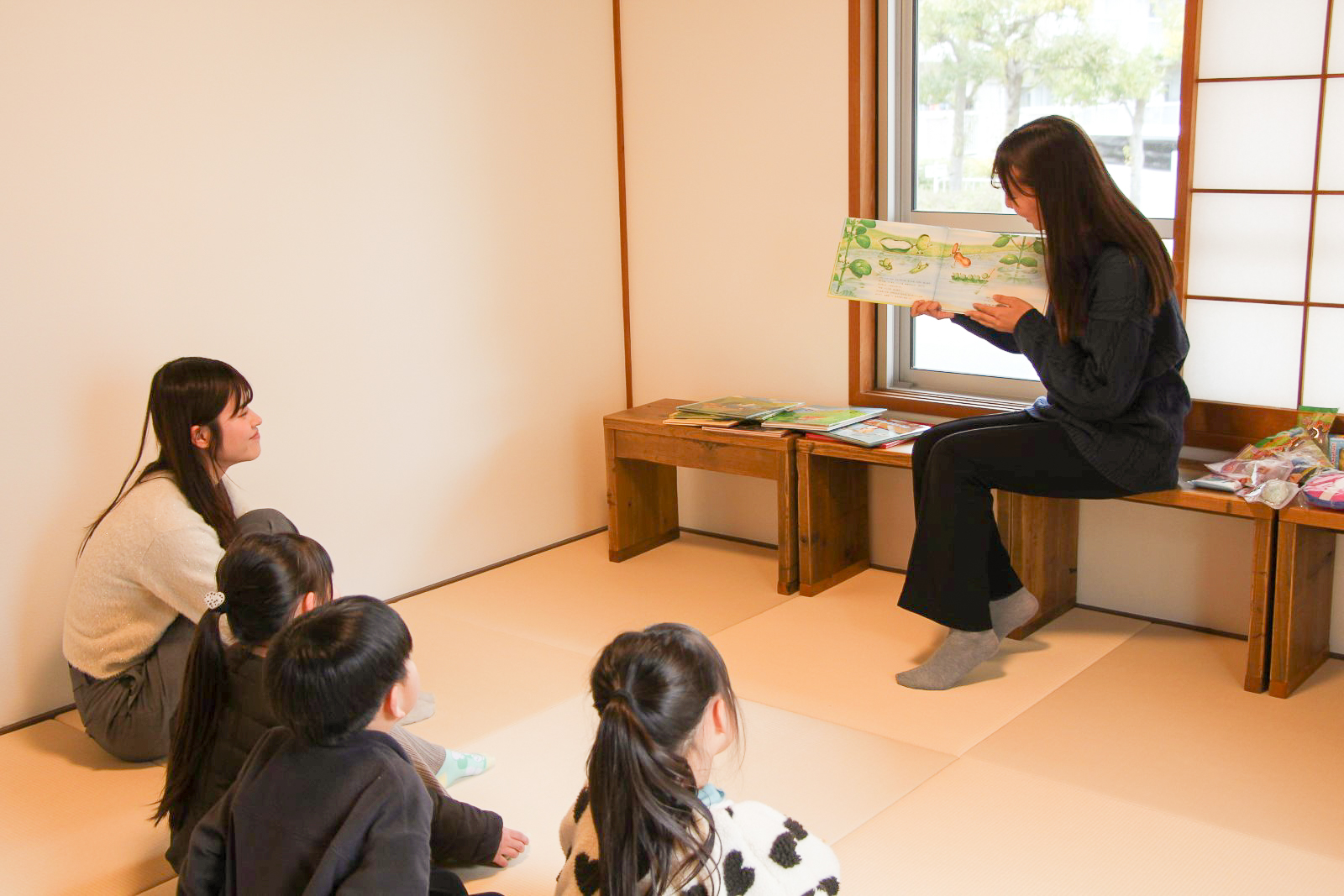 集会所リニューアルお披露目イベントの絵本の読み聞かせの様子