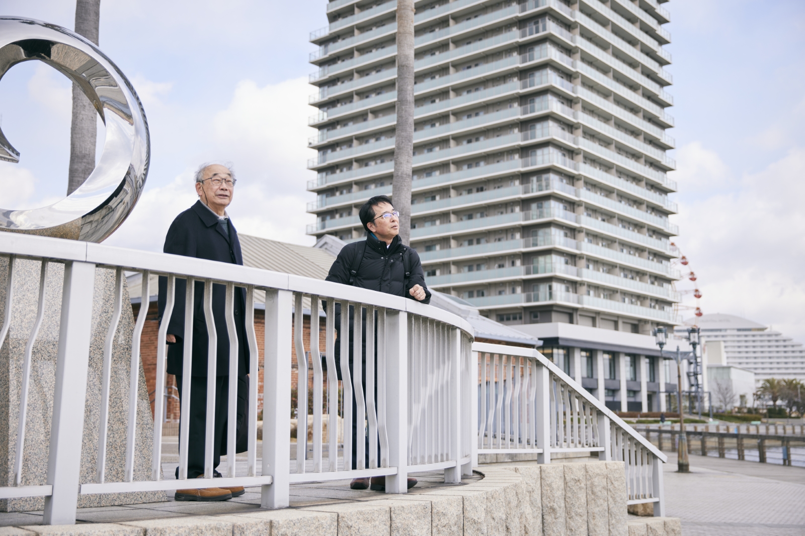 橋から街を眺める川本さんと田邉さん