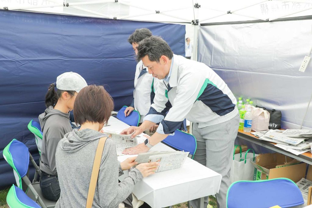 日本総合住生活による、新聞紙スリッパづくりのワークショップ。