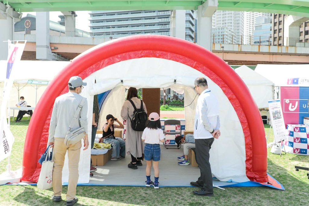 災害時応急テントの体験コーナー。ダンボールベットの使用感も試せました。